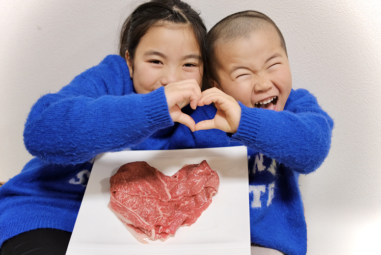 食卓を囲む笑顔の写真