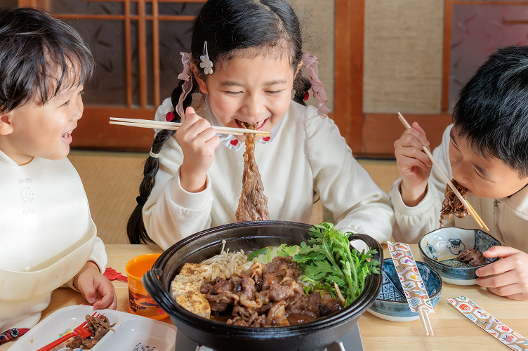 食卓を囲む笑顔の写真