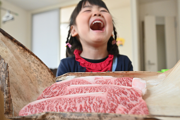 食卓を囲む笑顔の写真