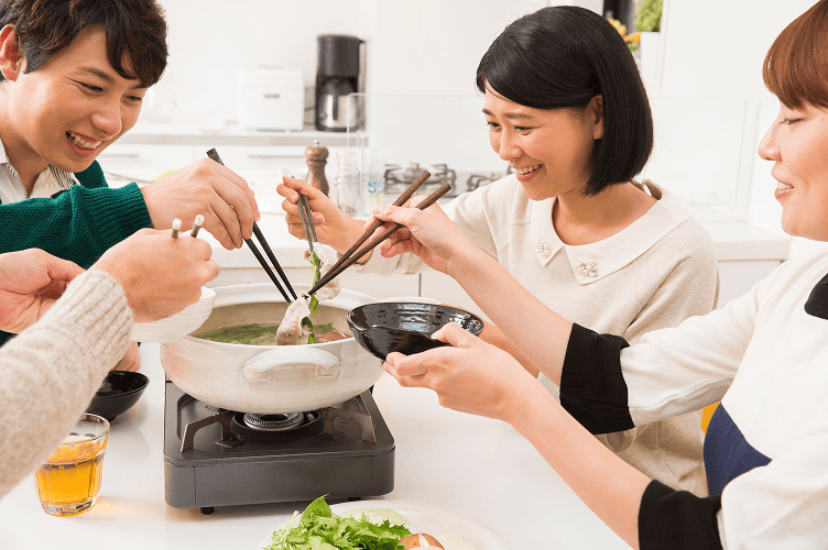 食卓を囲む笑顔の写真