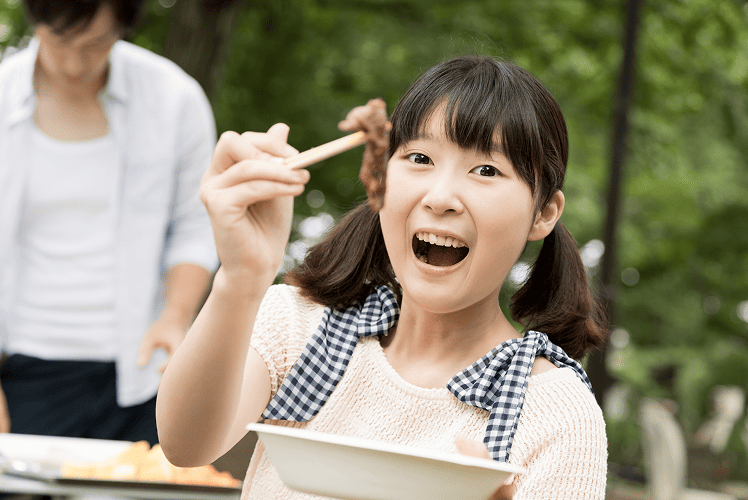 食卓を囲む笑顔の写真