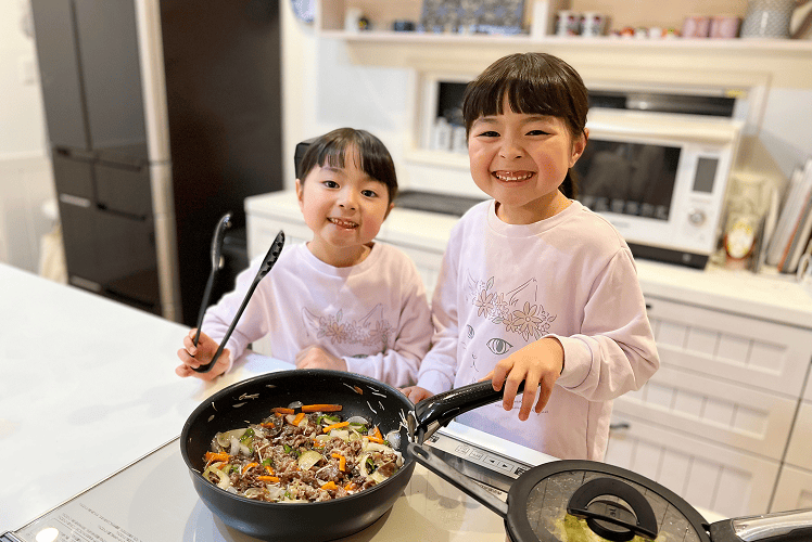 食卓を囲む笑顔の写真